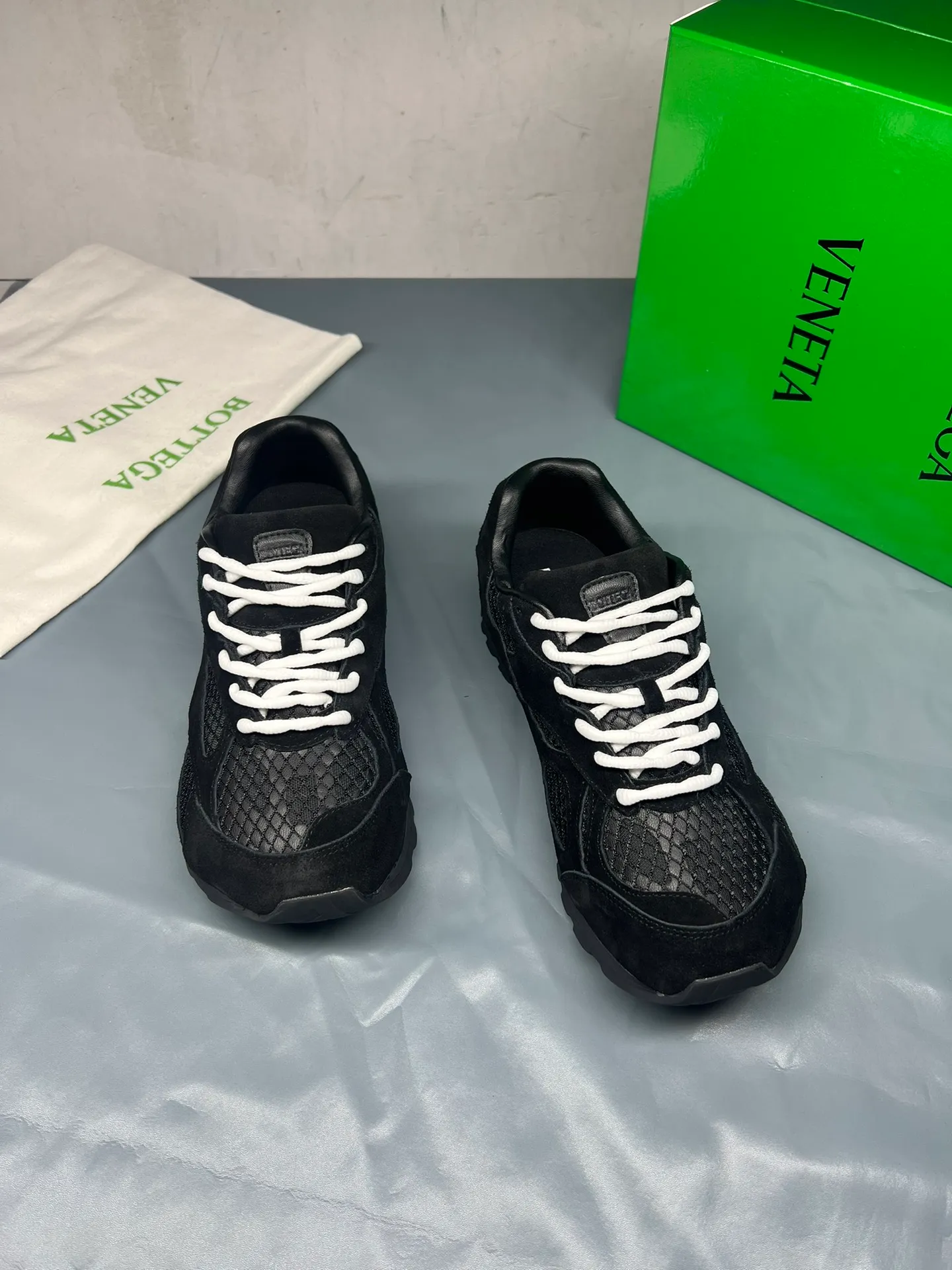 👟👟Ex-factory price 600👟👟 Men's size +10 Real photos 🔥🔥BV Orbit sneakers Wang Yibo's same style couple's dad shoes Runner sneakers, made of lightweight technical mesh fabric. Matched with geometric pattern designed rubber outsole, Wang Zha series high version. Look for the package technology. It is actually a lot taller, but the legs are still slim. Very nice, playable and durable. Matched to the standard💯 Package shoe technology. Look for the high version. The outsole is made of color-blocked TPU outsole. Women's model 35 36 37 38 39 40 41 42 (40 41 42 43 44 45 customized) (Customer logo can be accepted without refund or exchange at a favorable price) Equipped with original packaging